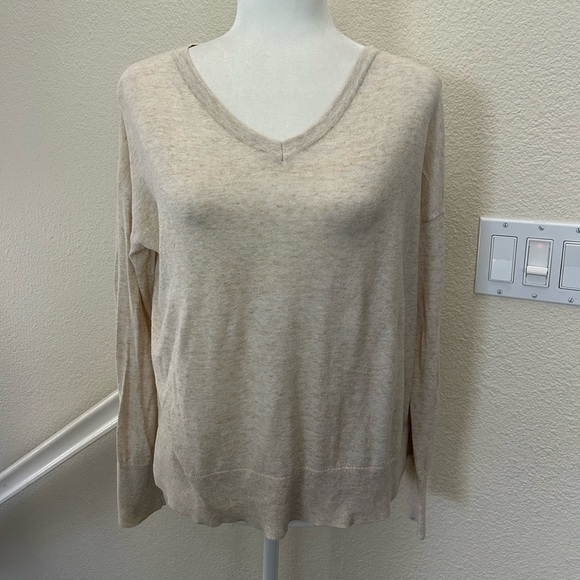 Gap Women's CashSoft Relaxed V-Neck Sweater Cream and Beige Medium - Picture 1 of 8